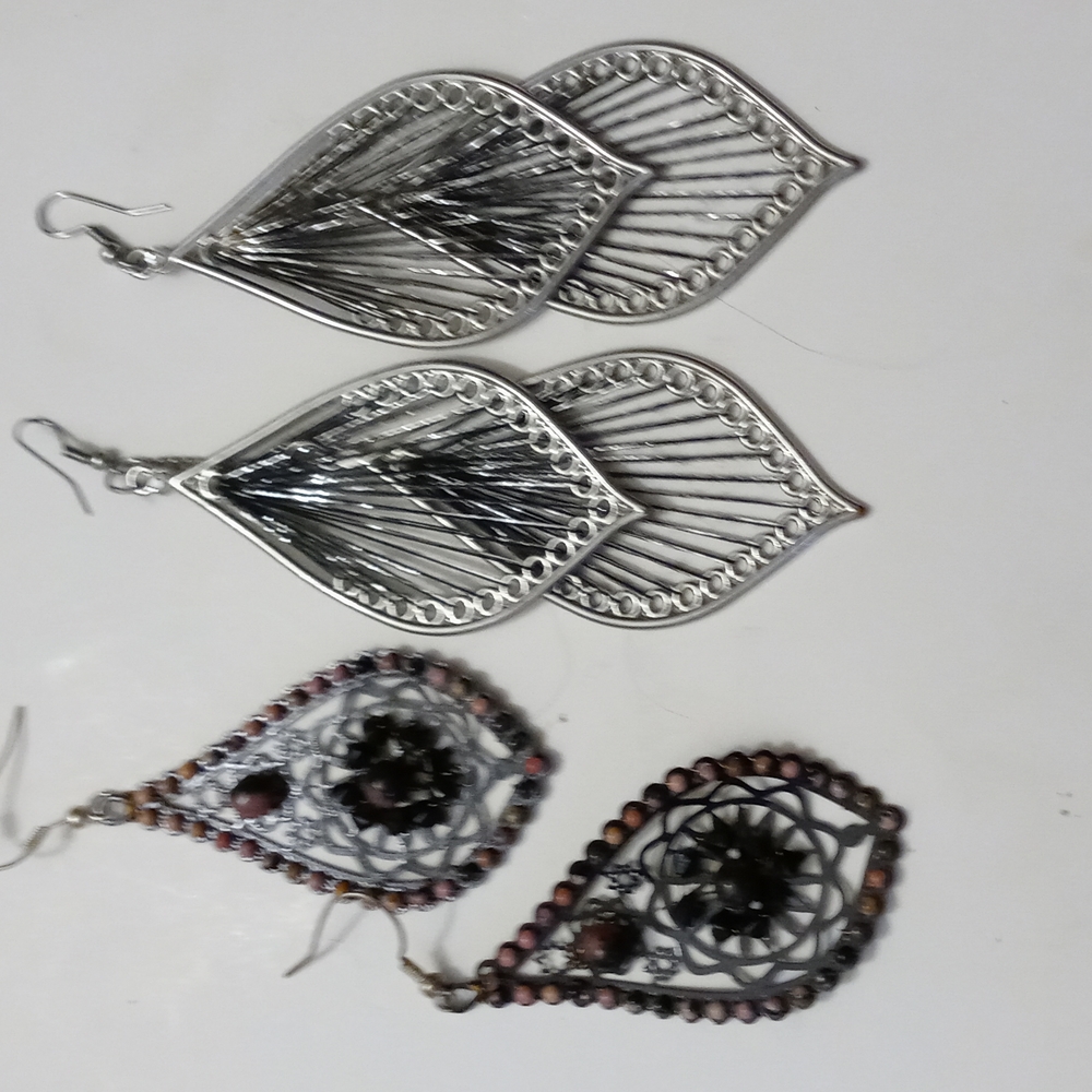 2 pairs earrings